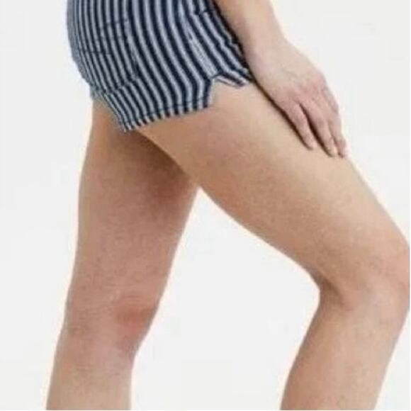 American Eagle Hi-Rise Shortie Denim
Striped Shorts size 2 - Picture 2 of 7